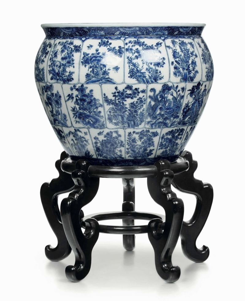 Cachepot in porcellana bianca e blu con decori floreali entro riserve, Cina, XX secolo  - Auction Italian Mansions - Cambi Casa d'Aste