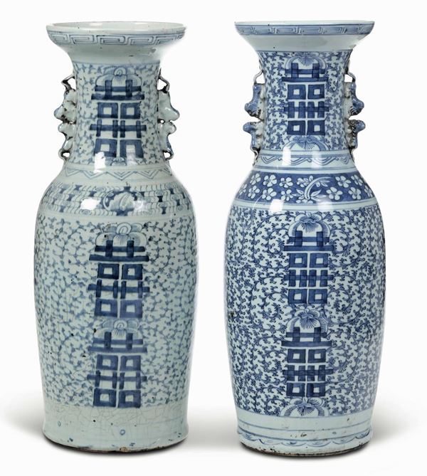 Coppia di vasi in porcellana bianca e blu con figure di draghetti a rilievo, decori floreali e ideogrammi, Cina, Dinastia Qing, XIX secolo