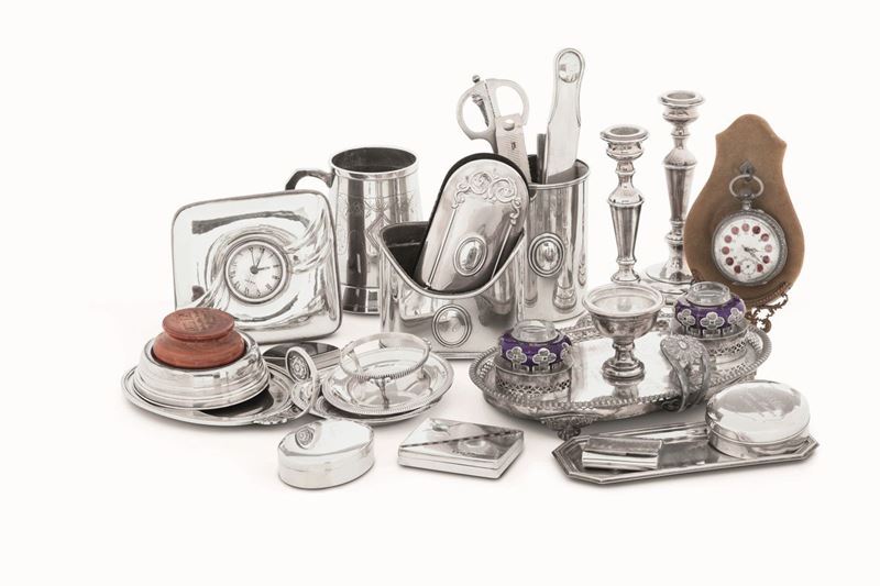 Lotto composto da diversi oggetti in metallo argentato e argento  - Auction Italian Mansions - Cambi Casa d'Aste