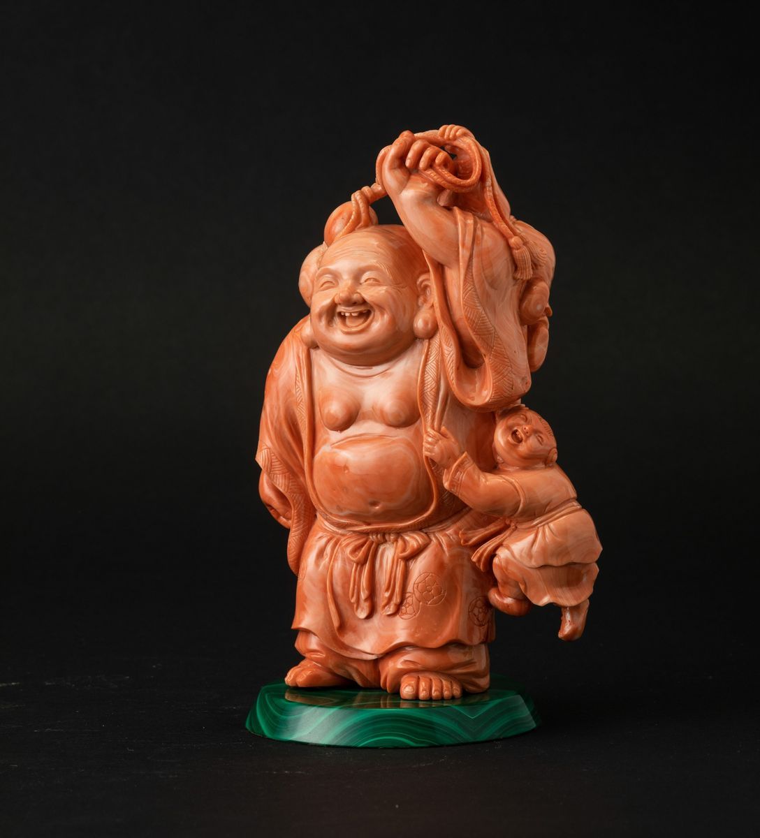 Figura di Budai con Discepolo Scolpita in Corallo su Base in Malachite, Cina, Inizio XX Secolo