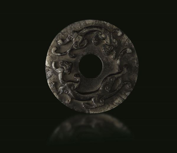 Medaglione scolpito in giada con figure di draghetti a rilievo, Cina, Dinastia Ming (1368-1644)