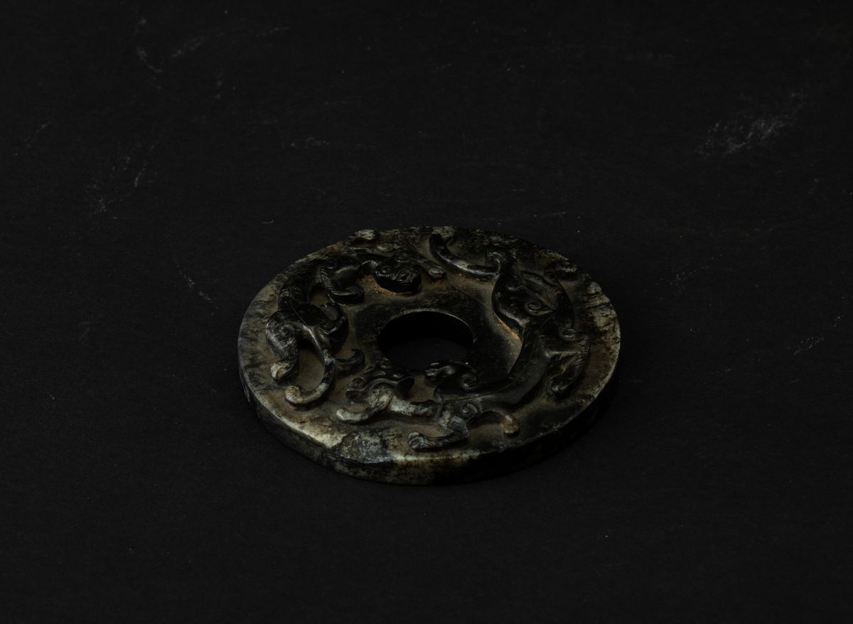 Medaglione Scolpito in Giada con Figure di Draghetti a Rilievo, Cina, Dinastia Ming (1368-1644)