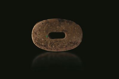 Medaglione Scolpito in Giada con Decori D'ispirazione Arcaica a Rilievo, Cina, Dinastia Ming (136...