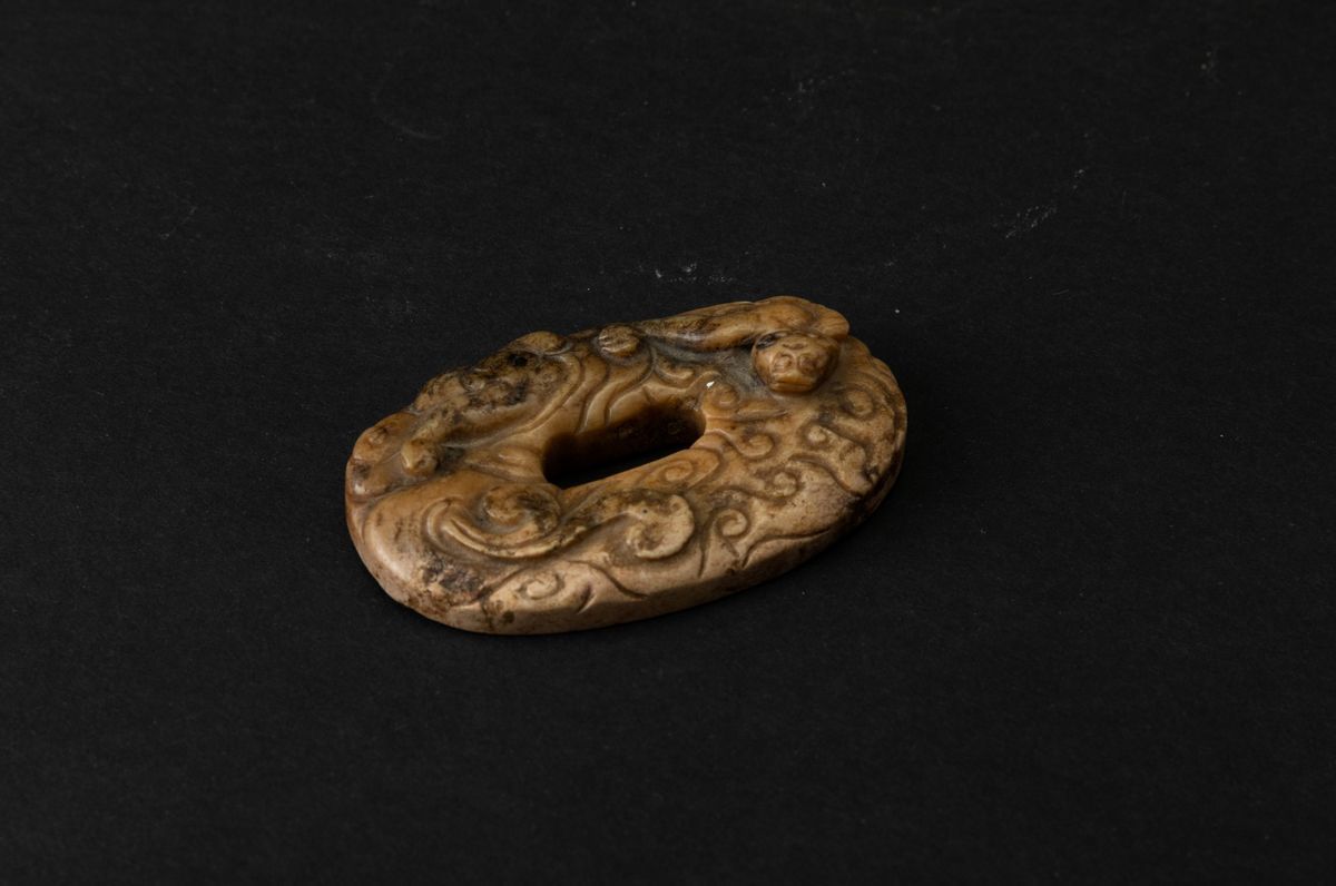 Medaglione Scolpito in Giada con Decori D'ispirazione Arcaica a Rilievo, Cina, Dinastia Ming (136...