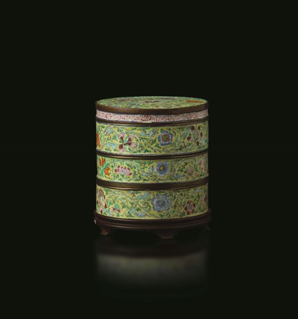 Portavivande cilindrico in smalto Canton con decoro a fiori di loto, Cina, Dinastia Qing, epoca Qianlong (1736-1796)