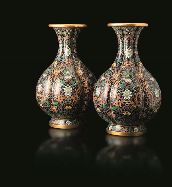 Coppia di vasi a bottiglia in smalto con decori di fiore di loto su fondo nero, Cina, Dinastia Qing, epoca Guangxu (1875-1908)