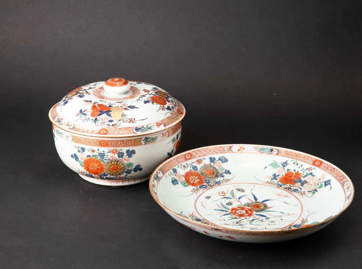 Zuppiera con Piatto in Porcellana Famiglia Verde con Decori Floreali, Cina, Dinastia Qing, Epoca ...