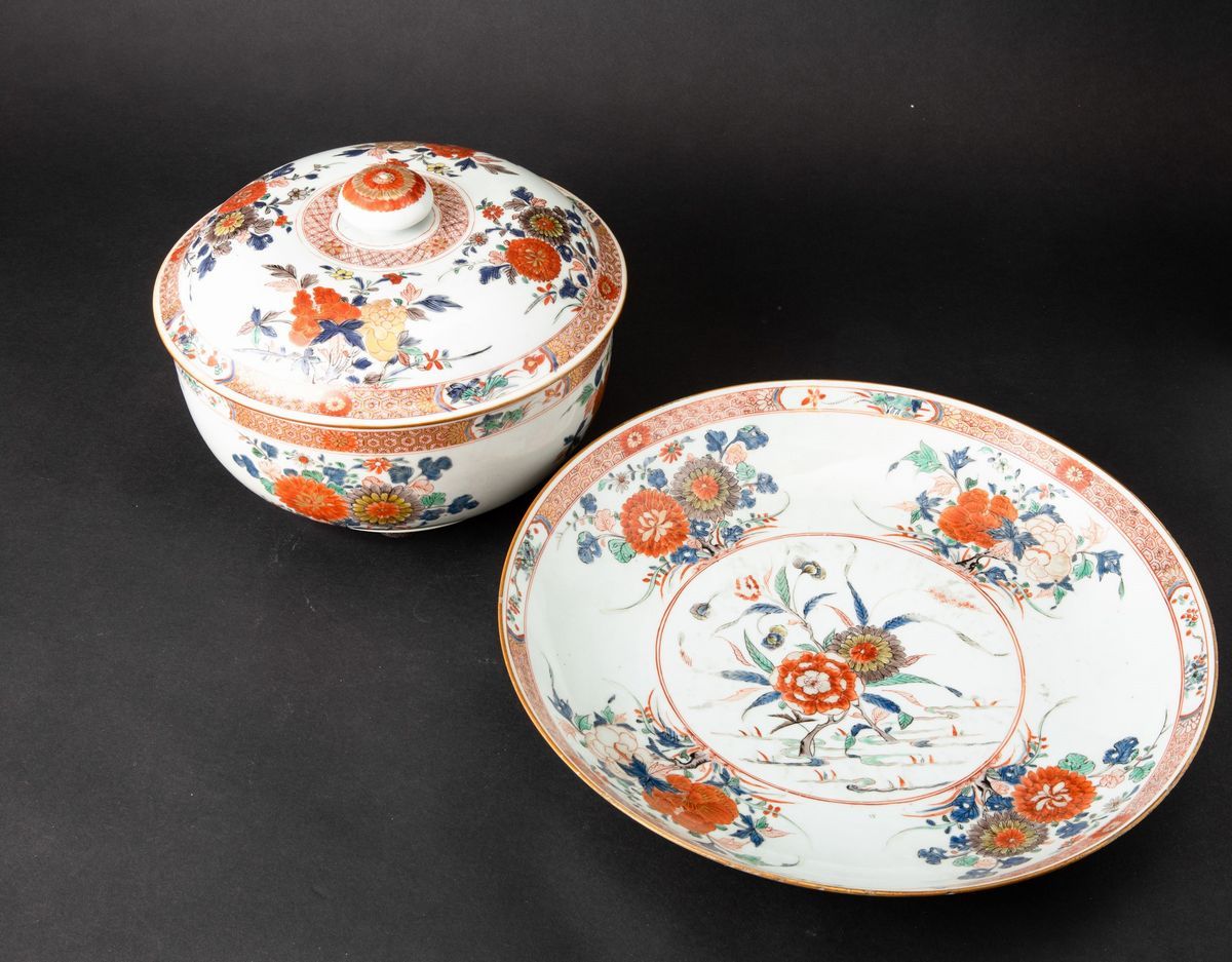 Zuppiera con Piatto in Porcellana Famiglia Verde con Decori Floreali, Cina, Dinastia Qing, Epoca ...