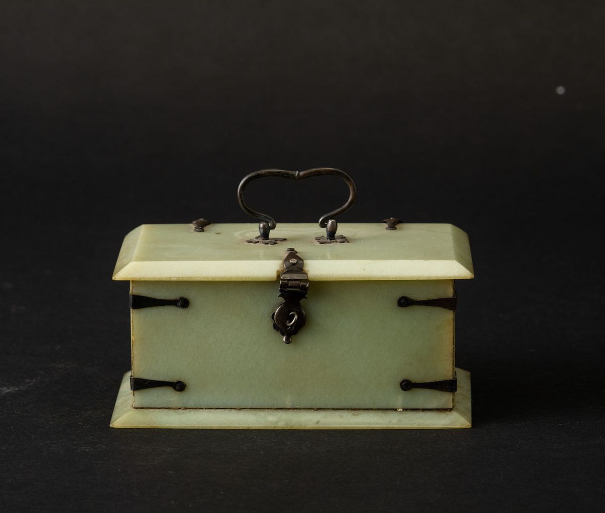Cofanetto in Giada Celadon e Montatura in Argento, Cina, Dinastia Qing, Epoca Daoguang (1821-1850...