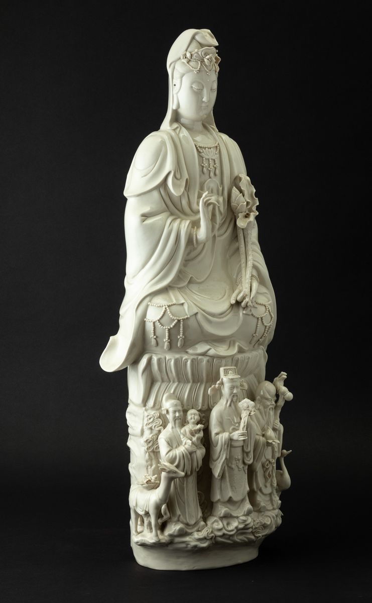 Gruppo in Porcellana Blanc De Chine Raffigurante Guanyin Seduta su Doppio Fiore di Loto e Tre Sag...