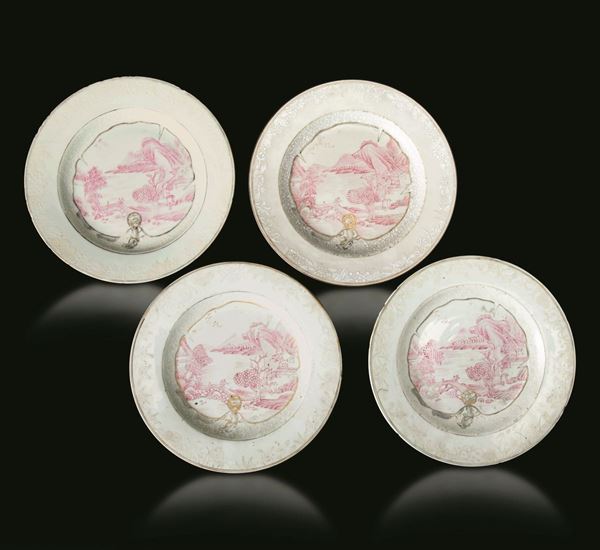 Quattro di piatti in porcellana con decori floreali e veduta monocroma di paesaggio sui toni del rosa e stemmi lumeggiati in color oro, Cina, Dinastia Qing, epoca Qianlong (1736-1796)