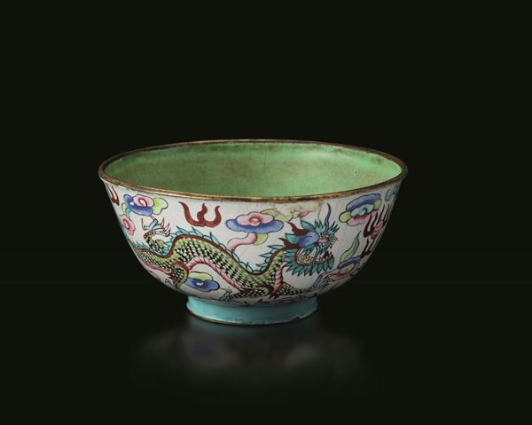 Ciotola in smalto Canton con figura di drago tra le nuvole su fondo bianco, Cina, Dinastia Qing, XIX secolo