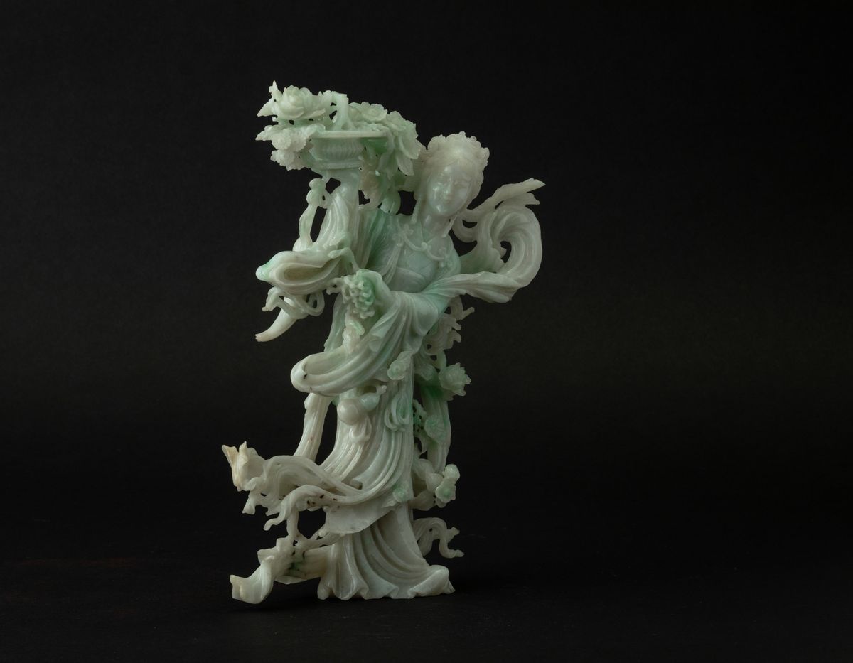 Figura di Fanciulla con Cesto Colmo di Fiori Scolpita in Giadeite Bianca con Sfumature Green Appl...