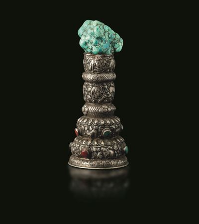 Stupa in Argento con Decori Naturalistici a Rilievo e Innesti in Turchese e Pietre Dure, Tibet, X...