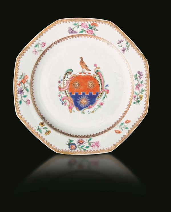 Piatto ottagonale in porcellana Famiglia Rosa con stemma della casata Pierson e decori floreali realizzato per il mercato inglese, Cina, Dinastia Qing, epoca Qianlong (1736-1796)