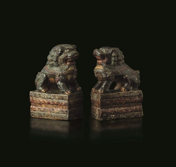 Rara coppia di leoni scolpiti in pietra con tracce di policromia, Cina, Dinastia Ming, XVI secolo