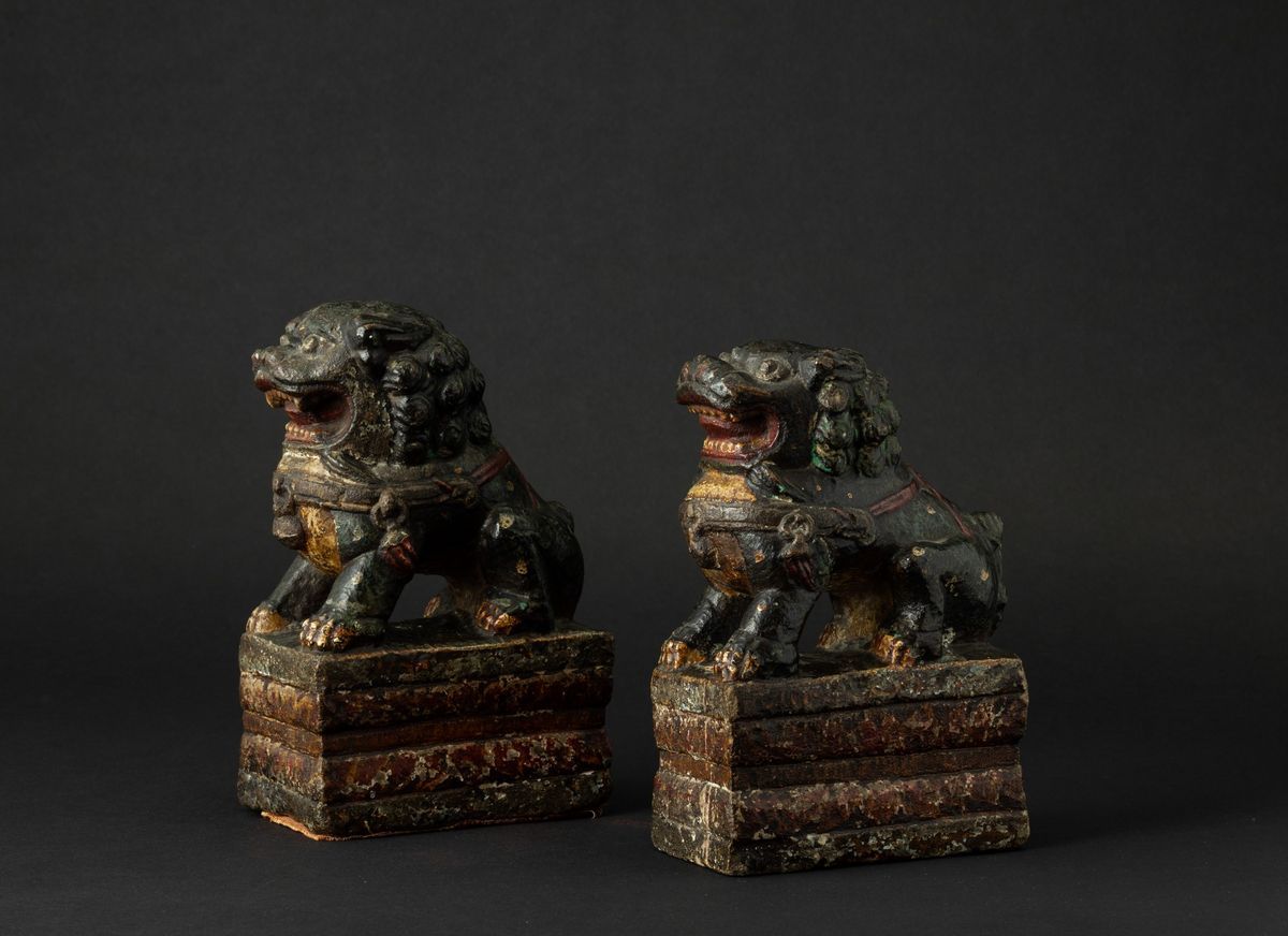 Rara Coppia di Leoni Scolpiti in Pietra con Tracce di Policromia, Cina, Dinastia Ming, XVI Secolo