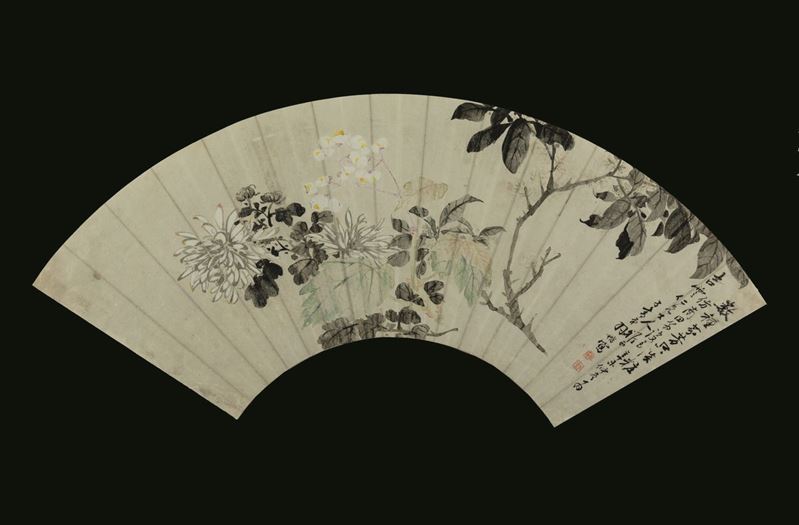 Ventaglio dipinto su carta raffigurante peonie in fiore con iscrizione, Cina, Dinastia Qing, XIX secolo  - Asta Fine Chinese Works of Art - I - Cambi Casa d'Aste
