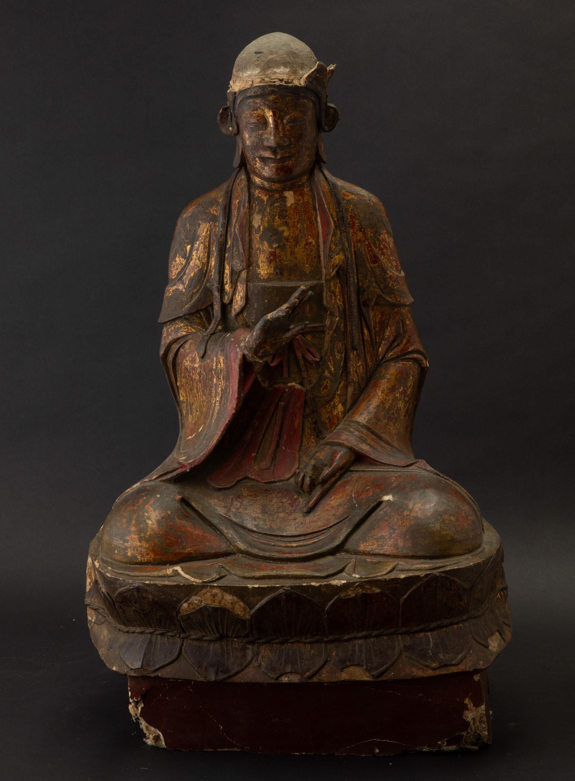 Grande figura di Buddha benedicente seduto su doppio fiore di loto scolpita in legno laccato e do...