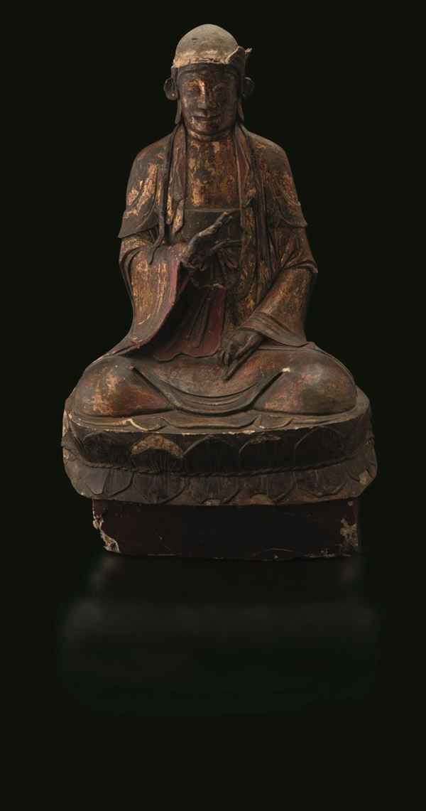 Grande figura di Buddha benedicente seduto su doppio fiore di loto scolpita in legno laccato e dorato, Cina, Dinastia Qing, XVIII secolo