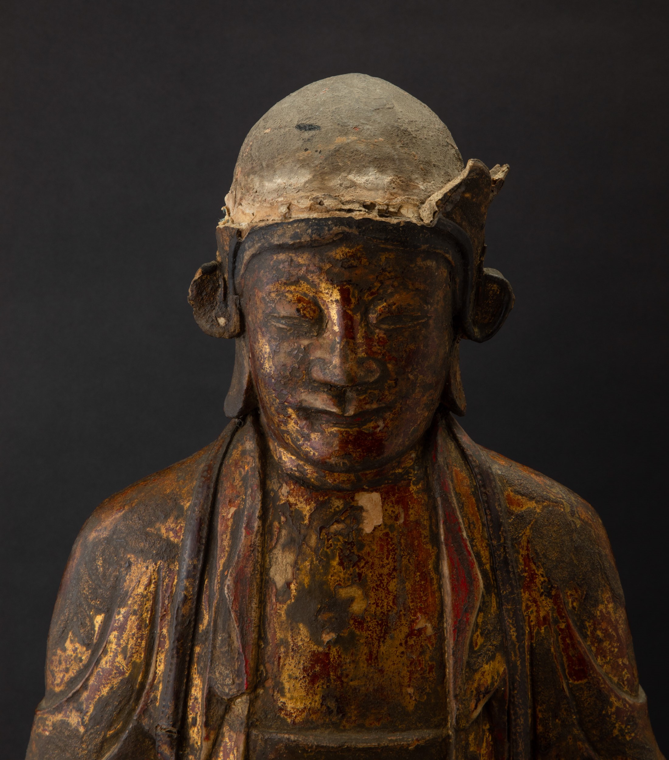 Grande figura di Buddha benedicente seduto su doppio fiore di loto scolpita in legno laccato e do...
