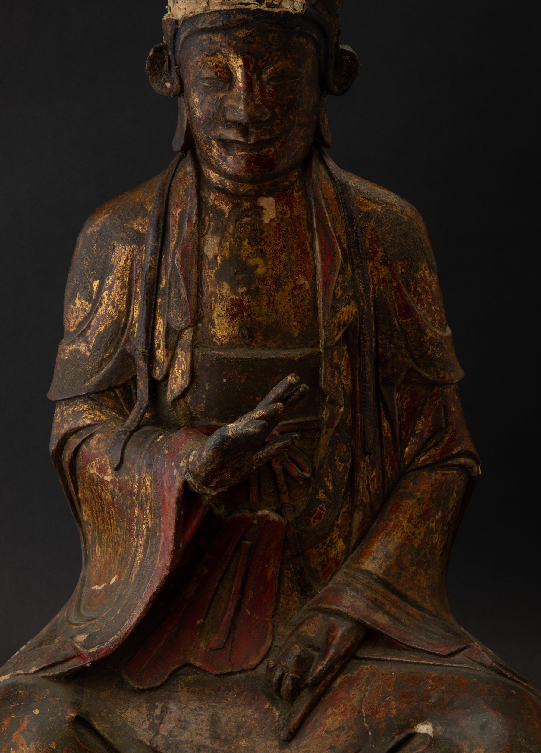 Grande figura di Buddha benedicente seduto su doppio fiore di loto scolpita in legno laccato e do...