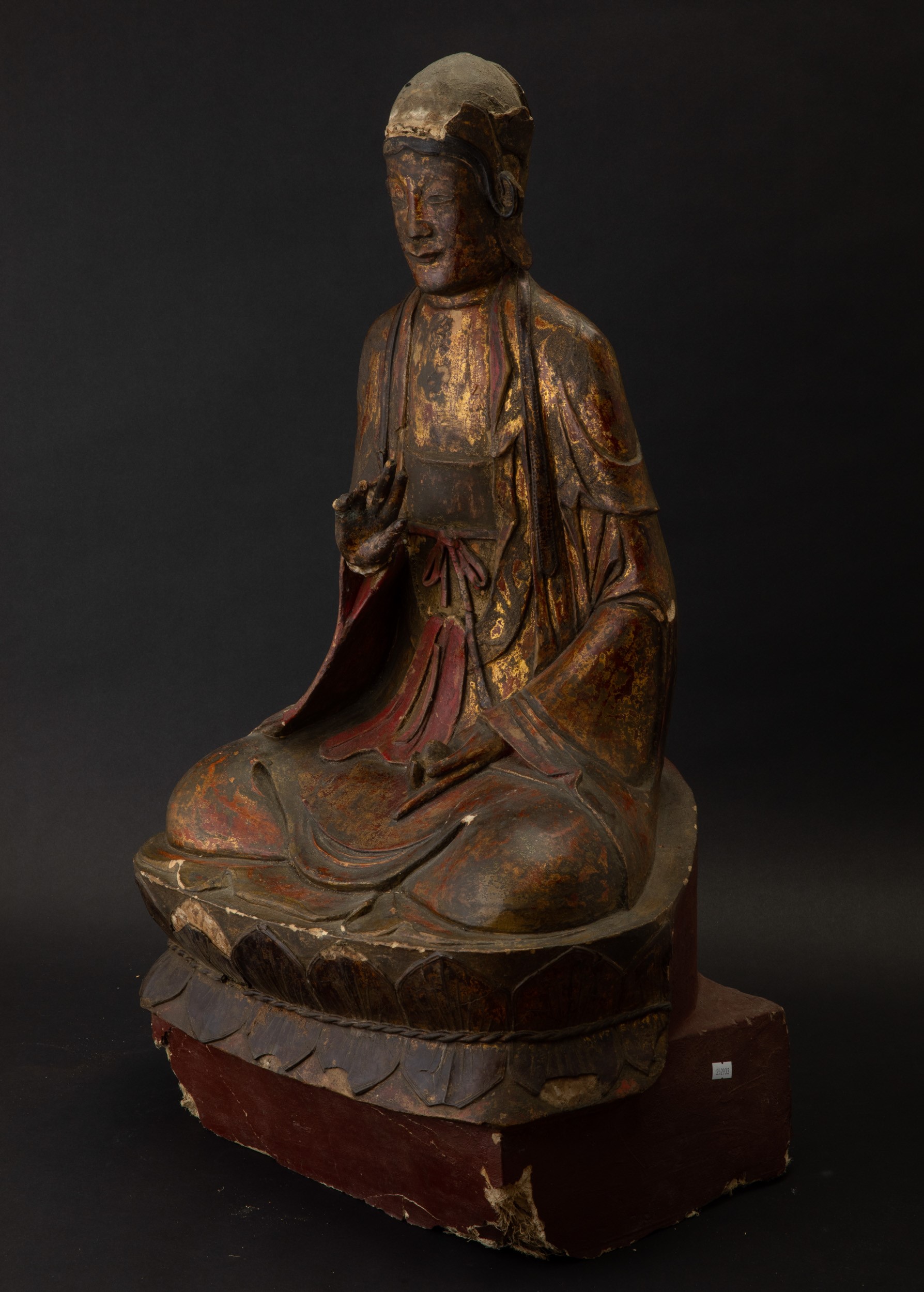 Grande figura di Buddha benedicente seduto su doppio fiore di loto scolpita in legno laccato e do...