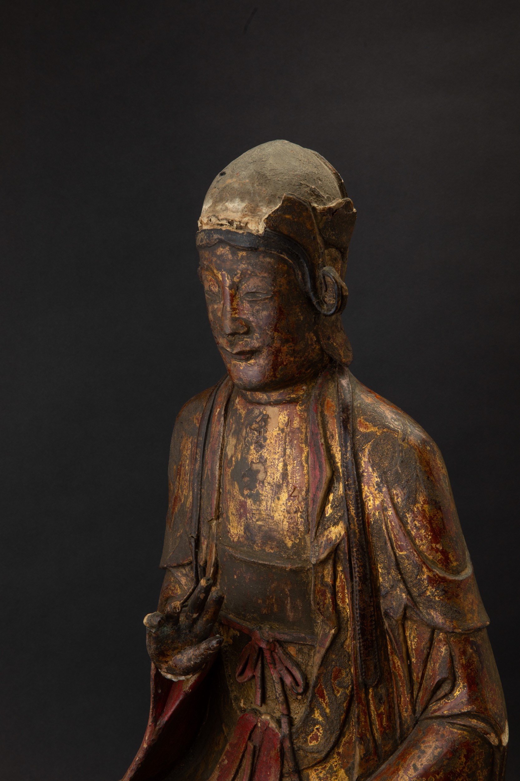 Grande figura di Buddha benedicente seduto su doppio fiore di loto scolpita in legno laccato e do...
