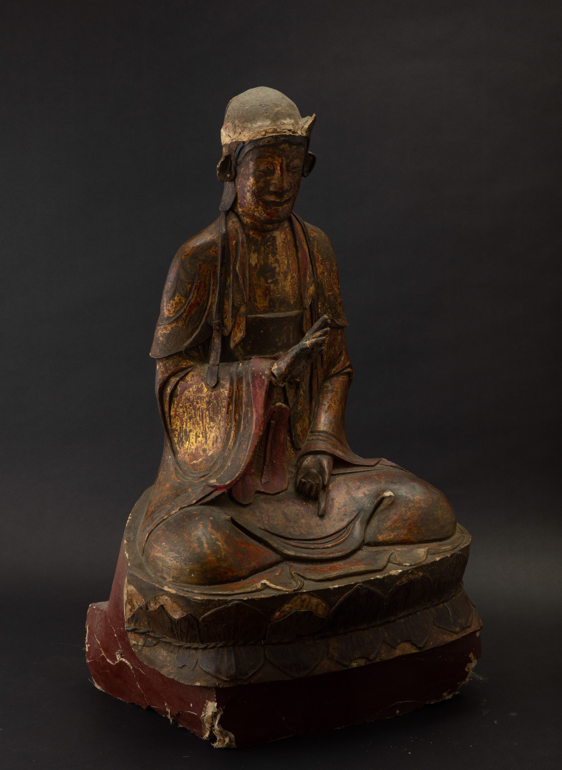 Grande figura di Buddha benedicente seduto su doppio fiore di loto scolpita in legno laccato e do...