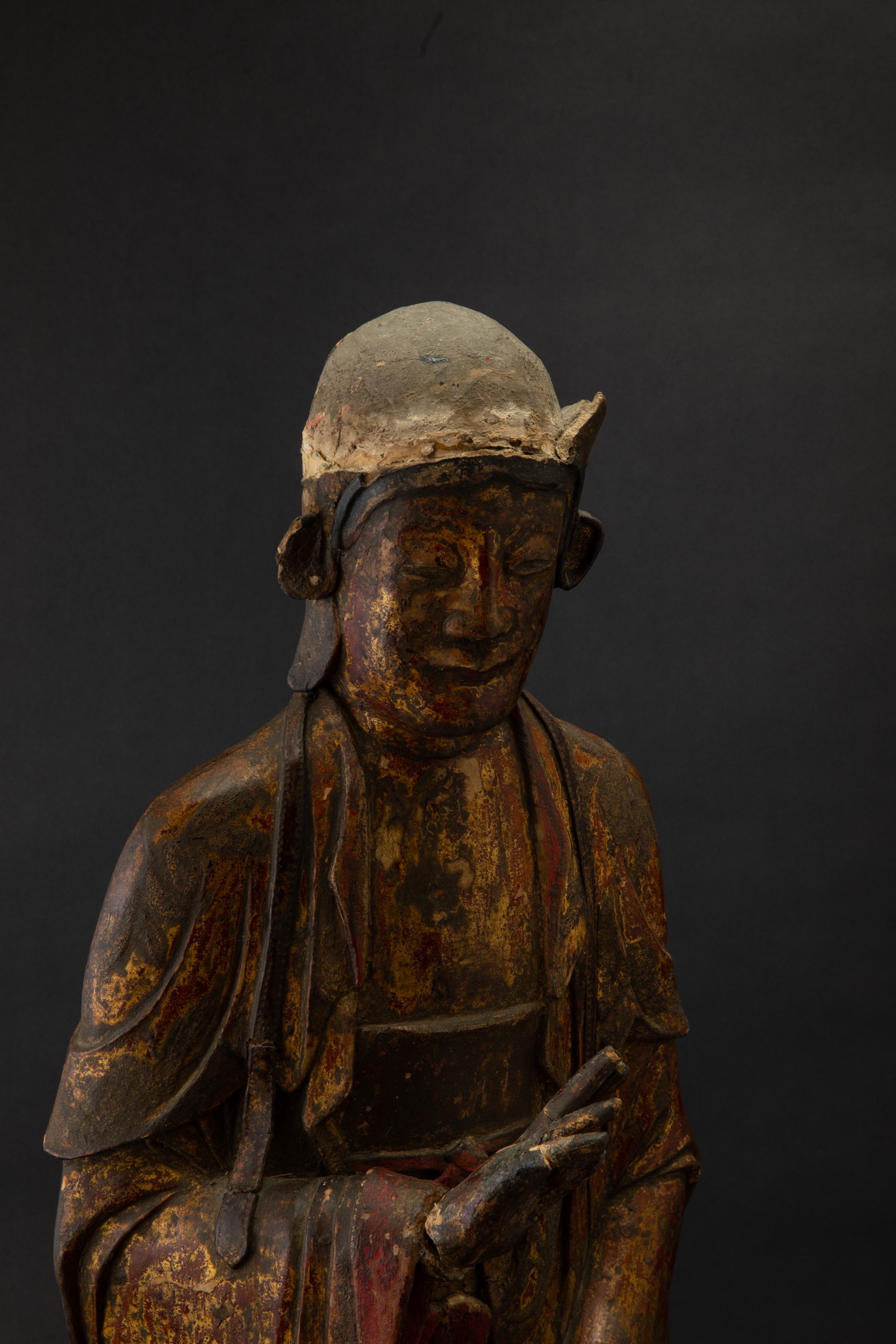 Grande figura di Buddha benedicente seduto su doppio fiore di loto scolpita in legno laccato e do...