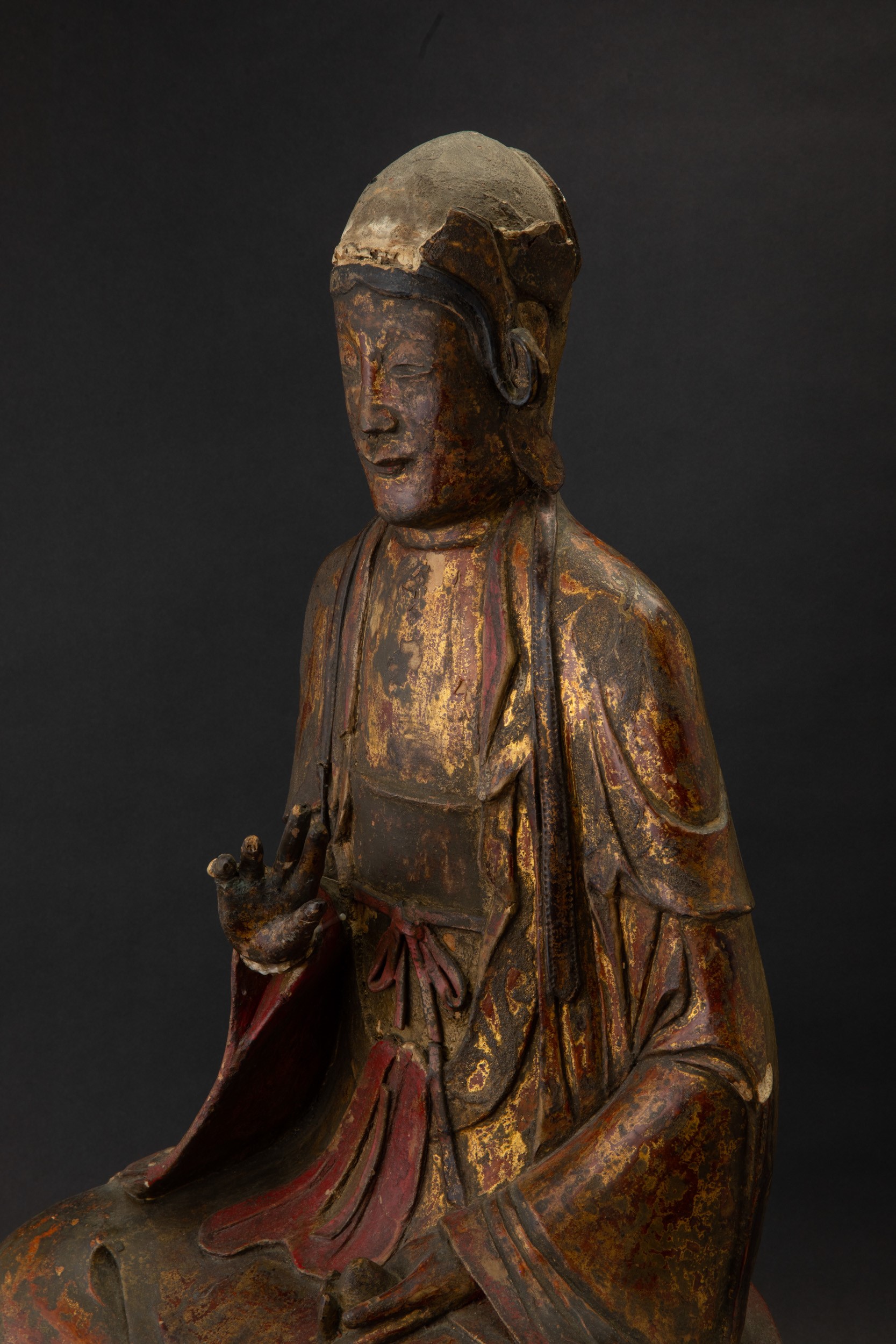 Grande figura di Buddha benedicente seduto su doppio fiore di loto scolpita in legno laccato e do...