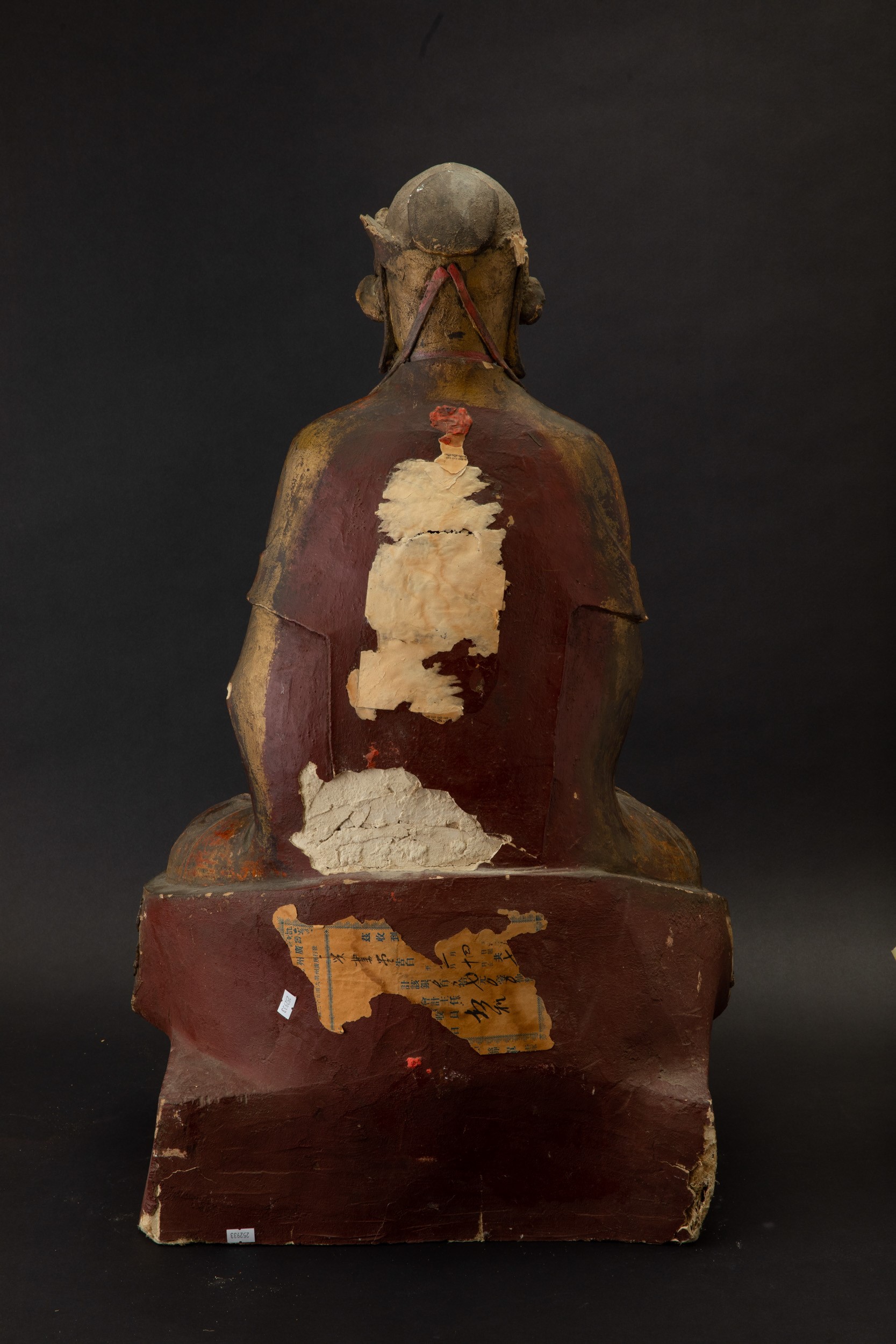 Grande figura di Buddha benedicente seduto su doppio fiore di loto scolpita in legno laccato e do...