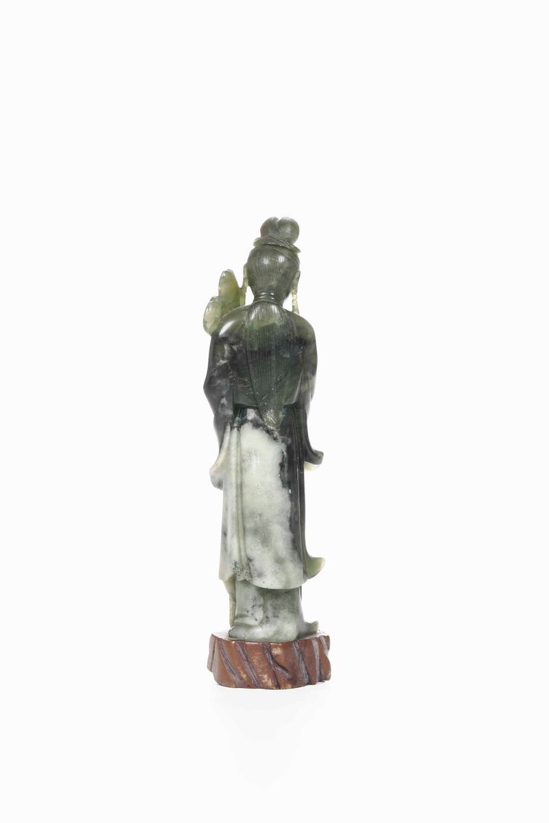 Figura di Fanciulla con Fiori Scolpita in Giada Verde, Cina, XX Secolo