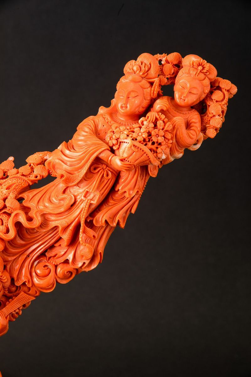 Grande Gruppo Finemente Scolpito in Corallo Raffigurante Fanciulle, Cina, Inizi XX Secolo