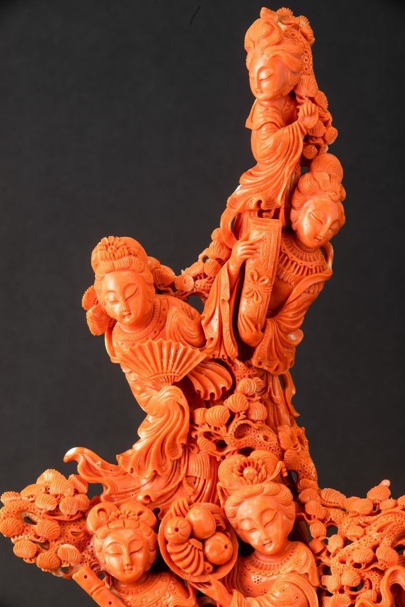 Grande Gruppo Finemente Scolpito in Corallo Raffigurante Fanciulle, Cina, Inizi XX Secolo