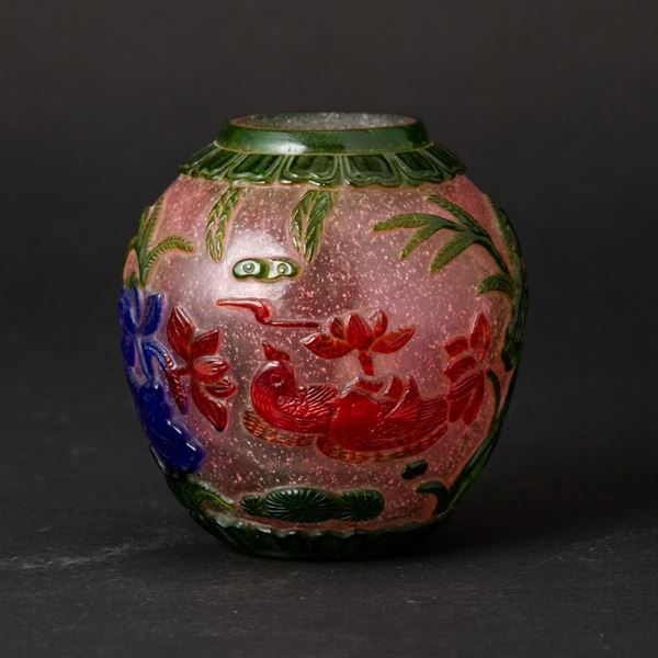 Vaso in vetro di Pechino con soggetto naturalistico a rilievo su fondo rosa, Cina, Dinastia Qing, XIX secolo