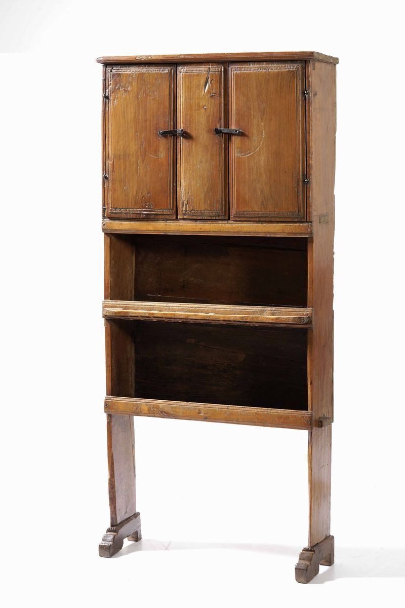 Credenza a due mensole e tre sportelli  - Asta Antiquariato Aprile | Cambi Time - Cambi Casa d'Aste