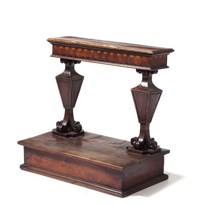 Inginocchiatoio in legno intagliato e legno intarsiato. XVIII secolo  - Auction Antique June | Cambi Time - Cambi Casa d'Aste