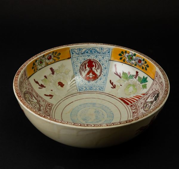 Bowl in porcellana Imari con figure di volatili e decori floreali entro riserve, Giappone, periodo Meiji (1868-1912)