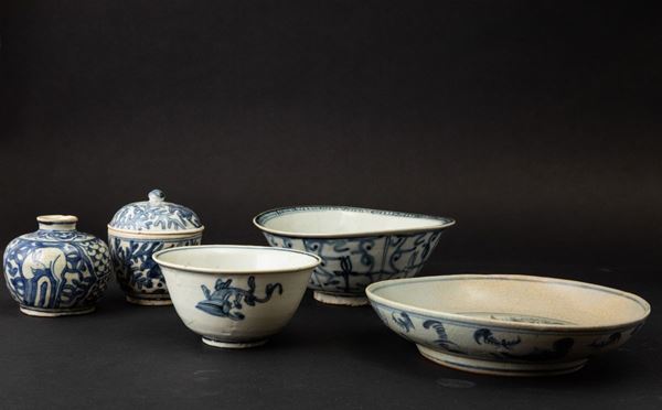Lotto composto da tre bowl, una ciotola con coperchio e un vasetto in porcellana bianca e blu, Cina, Dinastia Ming, XVII secolo