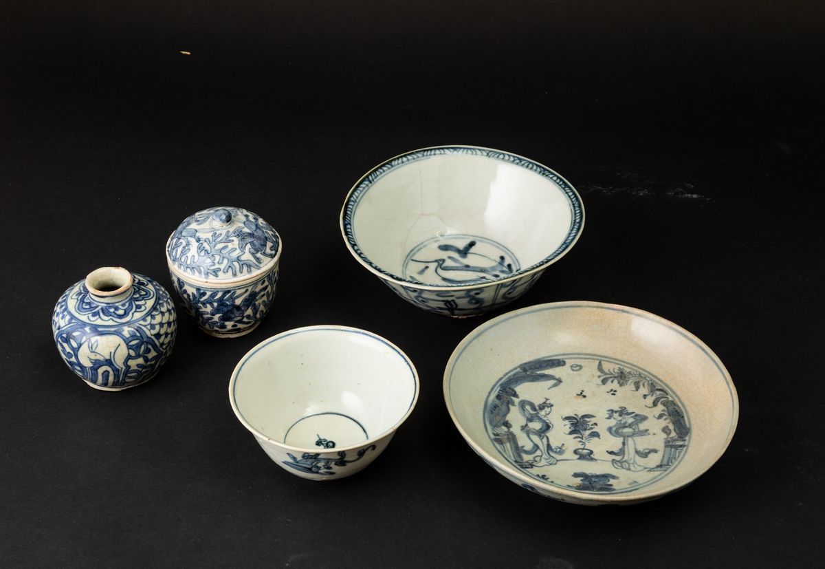 Lotto Composto da Tre Bowl, una Ciotola con Coperchio e un Vasetto in Porcellana Bianca e Blu, Ci...