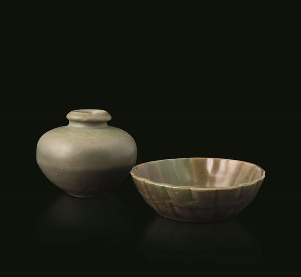 Lotto composto da un piatto e un vaso in porcellana Longquan color Celadon, Cina, Dinastia Ming, XVII secolo