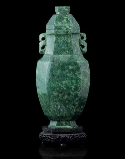 Vaso con Coperchio a Doppia Ansa Scolpito in Giada Spinacio, Cina, Dinastia Qing, Epoca Jiaqing (...