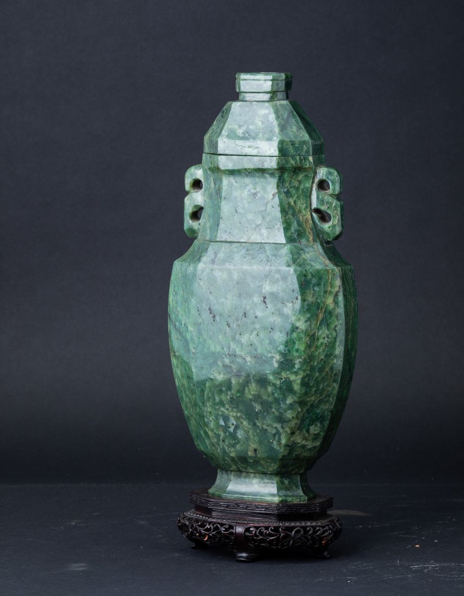 Vaso con Coperchio a Doppia Ansa Scolpito in Giada Spinacio, Cina, Dinastia Qing, Epoca Jiaqing (...
