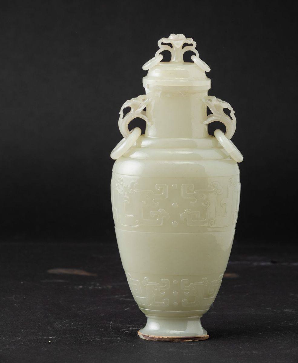 Vaso con Coperchio Scolpito in Giada Bianca con Anse Ad Anello e Decori D’ispirazione Arcaica a R...