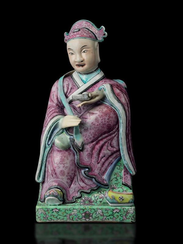 Figura di personaggio con libro in porcellana Famiglia Rosa, Cina, Dinastia Qing, epoca Guangxu (1875-1908)