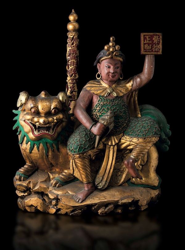 Gruppo scolpito in legno laccato e dorato raffigurante personaggio seduto su leone, Cina, Dinastia Qing, prima metà del XIX secolo
