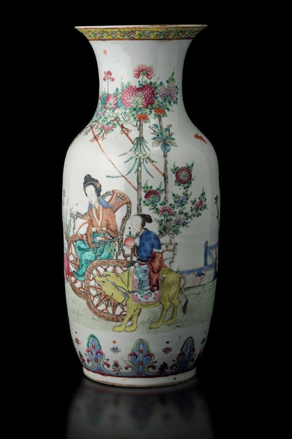 Vaso in porcellana sui toni della Famiglia Rosa con figure di fanciulle entro paesaggio e decori floreali, Cina, Dinastia Qing, XIX secolo