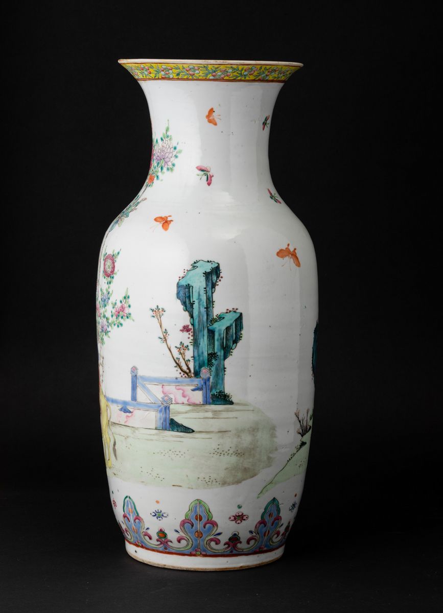 Vaso in Porcellana sui Toni della Famiglia Rosa con Figure di Fanciulle Entro Paesaggio e Decori ...