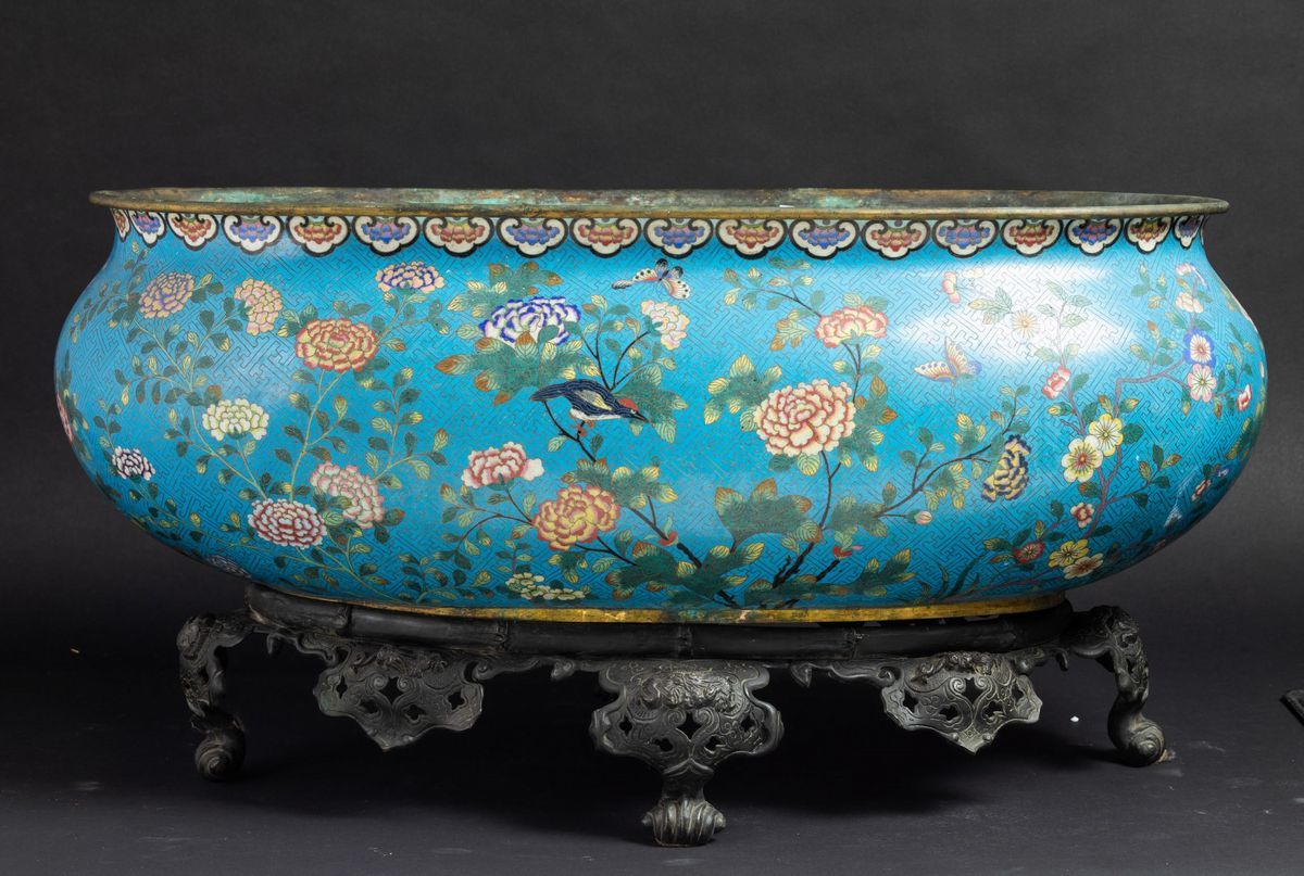 Grande Giardiniera a Smalti Cloisonnè con Decoro di Uccellini tra Rami in Fiore, Cina, Dinastia Q...